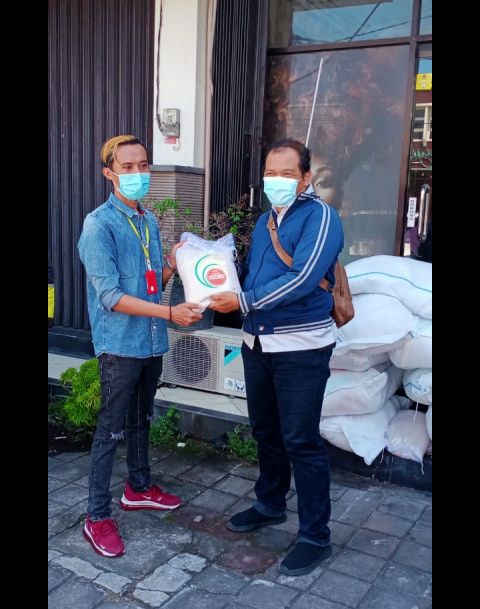 podiumnews.com-Polda Bali Bagikan 100 Paket Sembako ke Driver Ojol